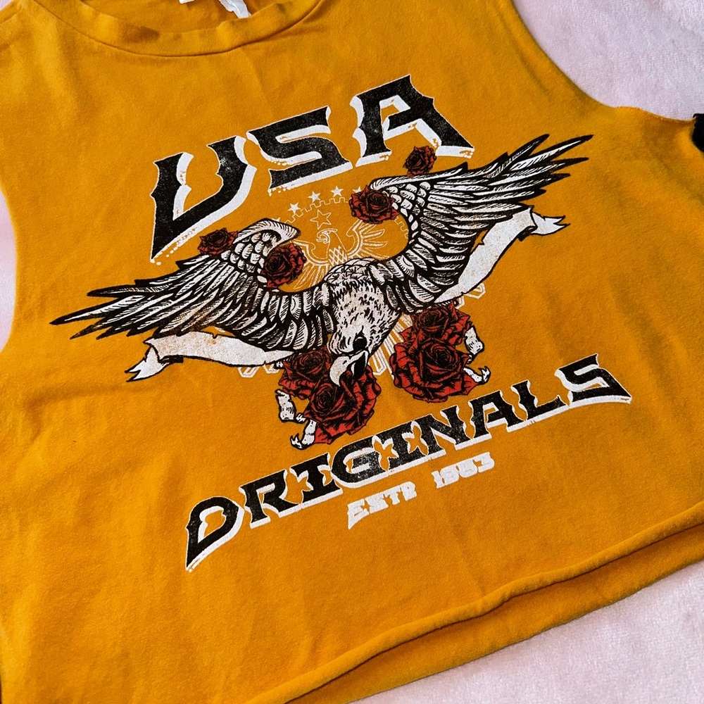 SLEEVELESS GRAPHIC CROP TOP W/ CUTOUT RING SIDES · SIZE M - Picture 6 of 10